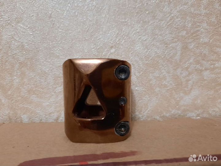 Зажим на трюковой самокат