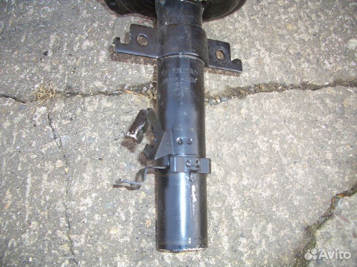 Амортизатор передний правый Ниссан Х-Трейл с14