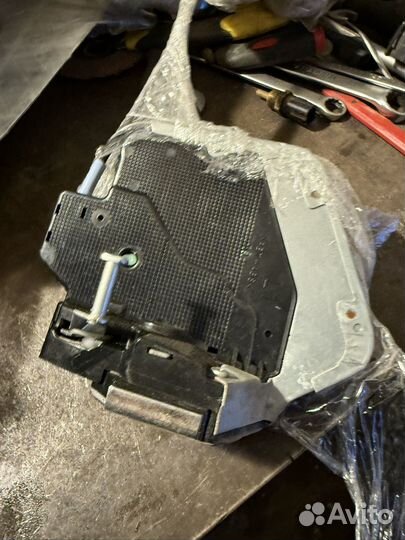 Замок двери задний лев,пр toyota land cruiser 200