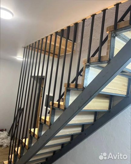 Лестница на металлическом каркасе в частный дом