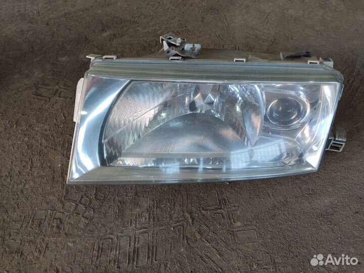Фара левая Skoda Octavia Tour (крепления сломаны)
