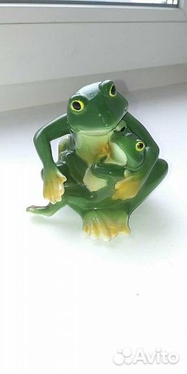 Лягуха-мама с малышом