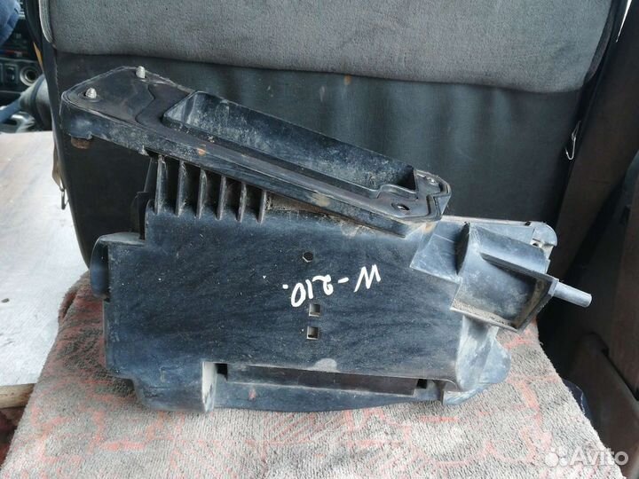 Поддон корпуса предохранителей Мерседес W210