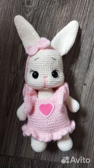 Вязаная игрушка зайка