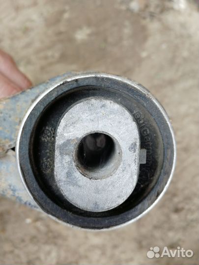 Мерседес 210 правый рычаг передний нижний