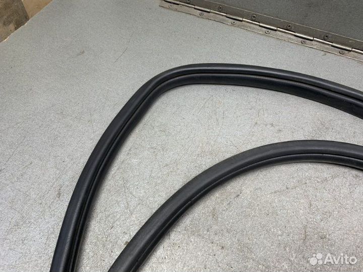 Уплотнитель двери задний правый Hyundai Solaris GI