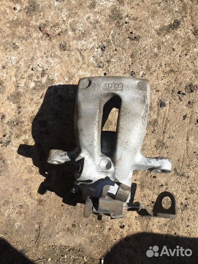 Задний тормозной цилиндр левый на Опель