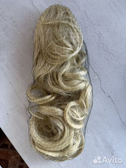 Волосы на заколках блонд