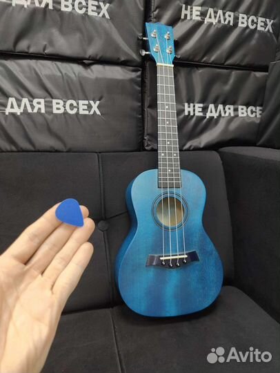 Укулеле и медиатор в подарок