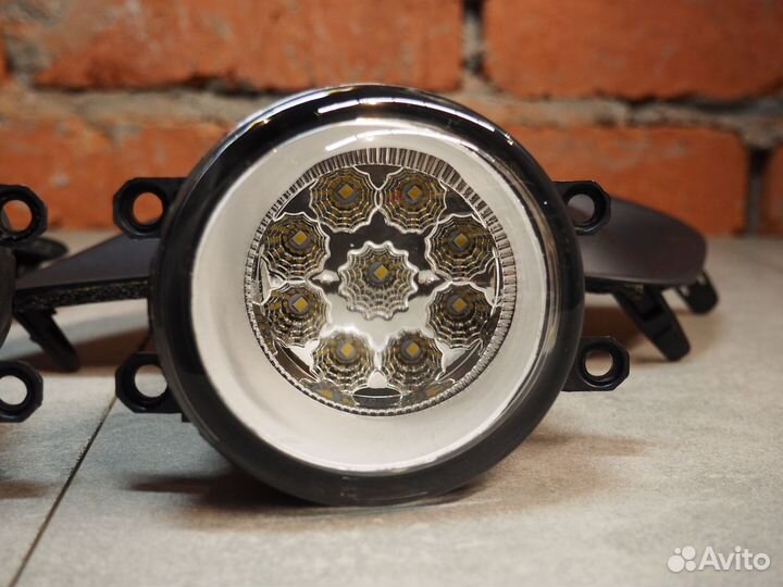 Фары противотуманные диодные Тоyota Avensis