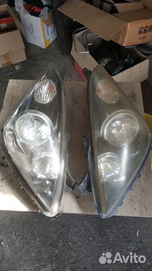 Фары Toyota Wish кузов ZNE14
