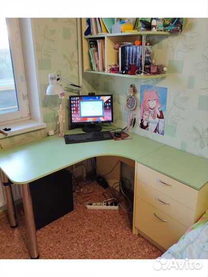 Детский письменный стол