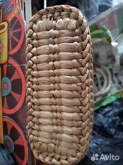 Две плетёные корзинки
