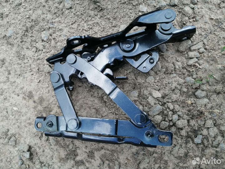 Петля капота на Mercedes