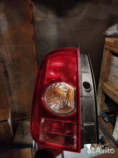 Задний левый фонарь