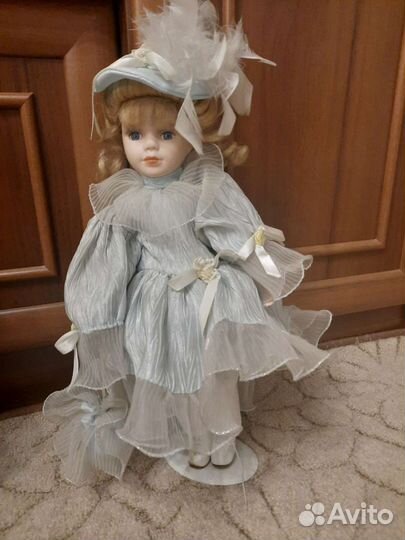 Кукла фарфоровая