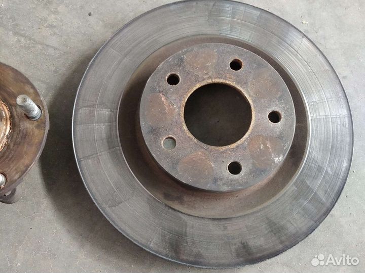 Передняя ступица и тормозные диски Ниссан тиана