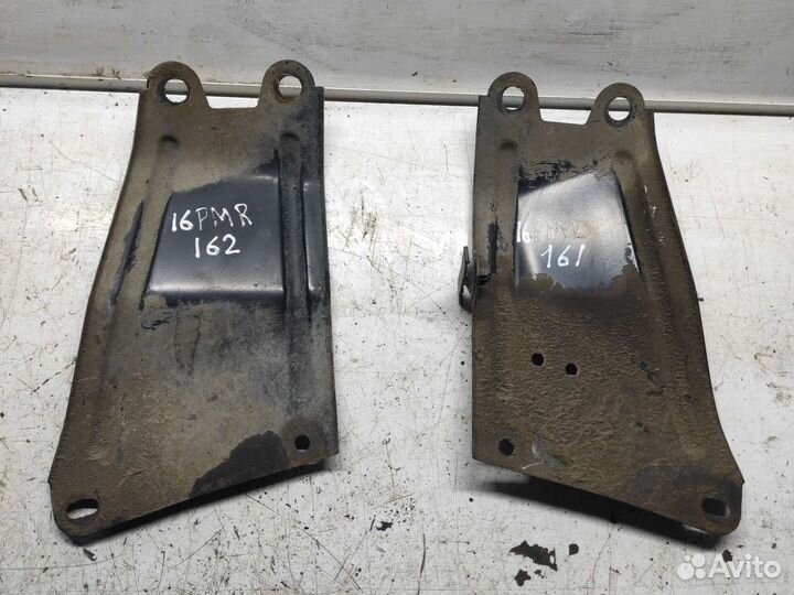 Кронштейн подрамника левый Renault Megane II