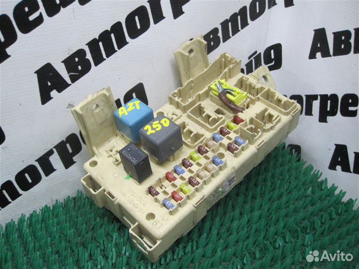 Блок предохранителей салонный Toyota Avensis