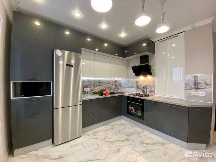 Угловая кухня под потолок на заказ в Омске