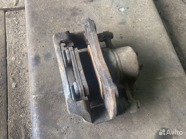 Правый передний тормазной супорт Кия рио