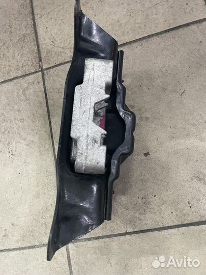 Левая Опора Кпп(двигателя) volkswagen passat b8