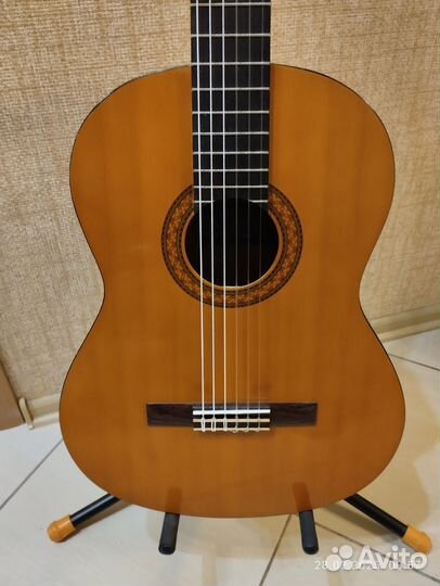 Классическая Yamaha C-40 С чехлом и каподастром