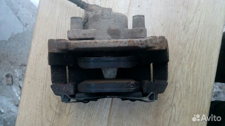 Суппорт тормозной передний Рено Сценик 2