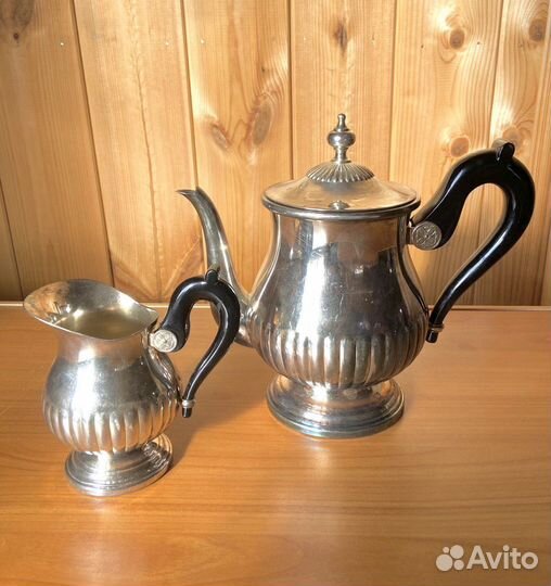 Большой чайник и сливочник винтаж Европа