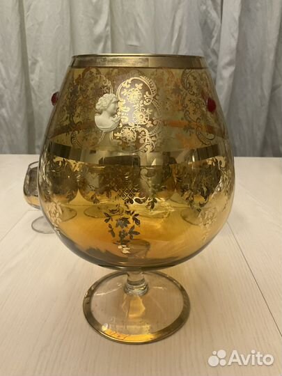 Фужеры, стаканы и ваза с позолотой и орнаментом