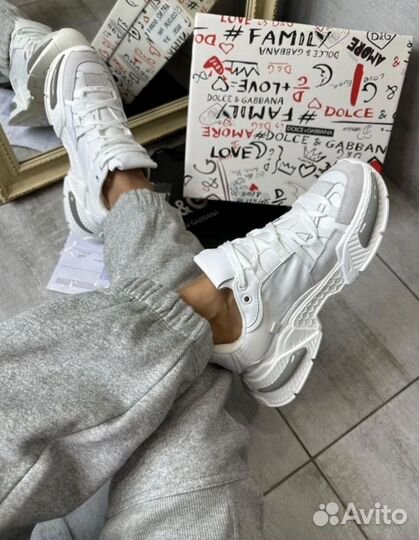 Кроссовки женские