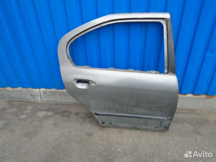 Nissan 82100-2J030 Дверь задняя, правая