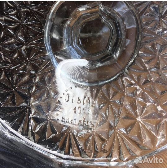 Старинные вазы на ножке