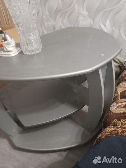 Тумба под телевизор бу полукруглая,с полкамии