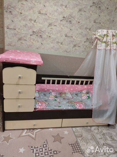 Детская кроватка с маятником и комодом