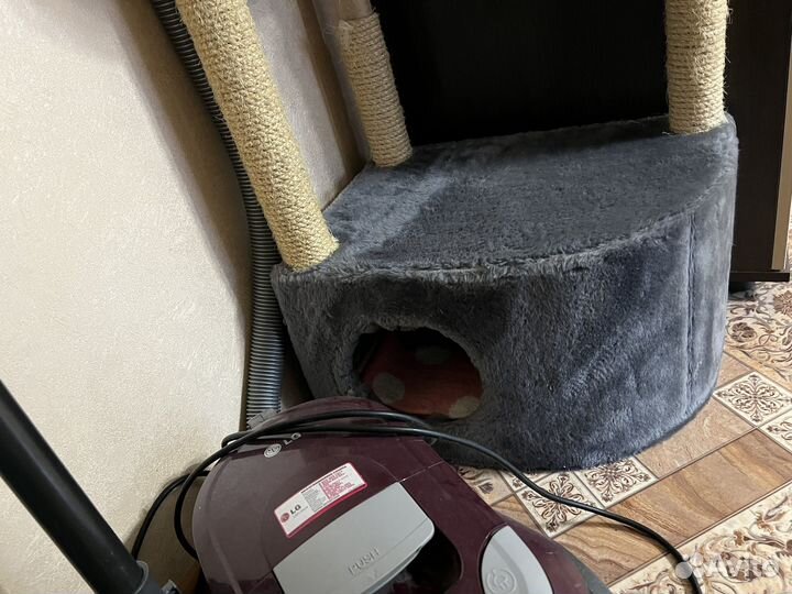 Кошачий домик с когтеточкой