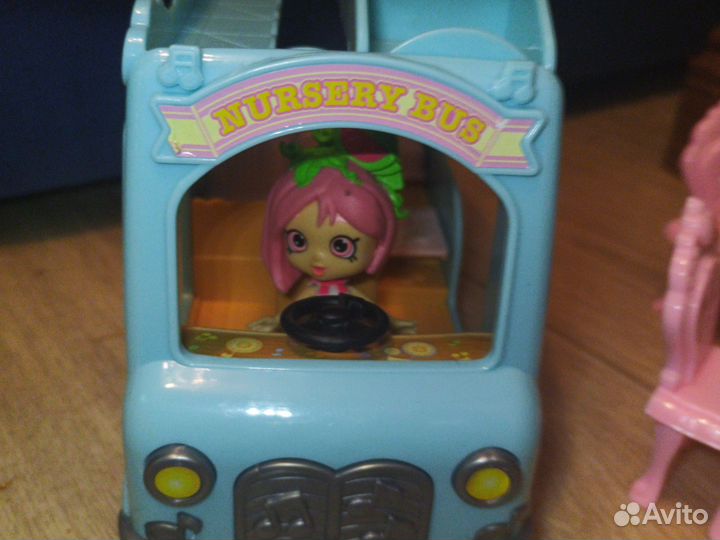 Набор мебели и машина для куклы