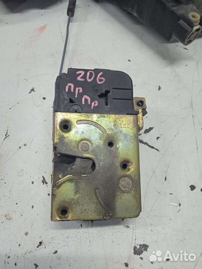 Замок двери передний правый Peugeot 206 Пежо 206
