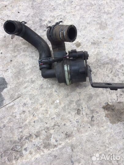 Дополнительный водяной насос Пассат Б7 Б6 шкода