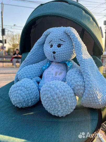 Большой плюшевый заяц