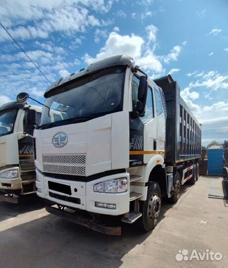 Водитель самосвала