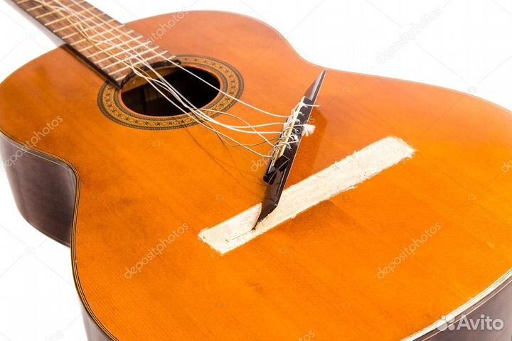 Сломанная акустическая гитара