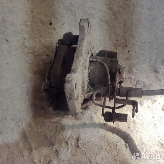 Суппорт тормозной передний левый Audi A6 BDW 2004