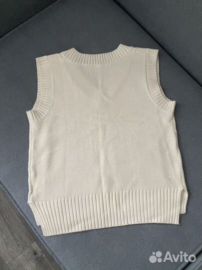 Жилет вязаный