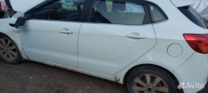 Дверь задняя левая Kia Rio 3 хэтчбек белая