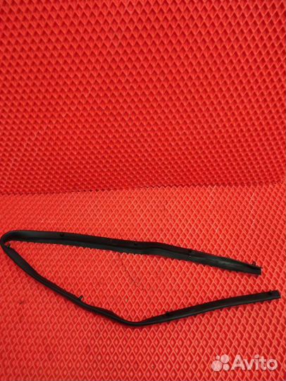 Уплотнительная резинка капота Subaru Impreza