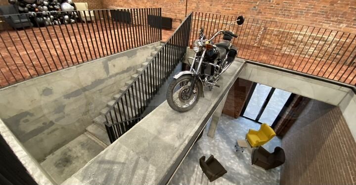 Лофт у метро с высокими потолками