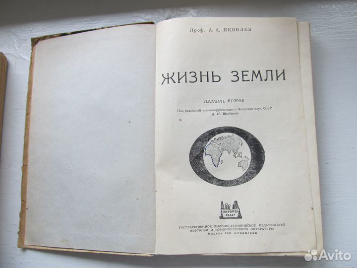 Книги, фотоальбомы, вязание,оперные либретто