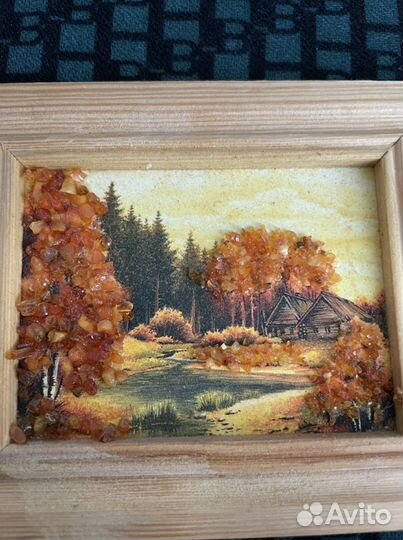 Миниатюры из янтаря в дереве