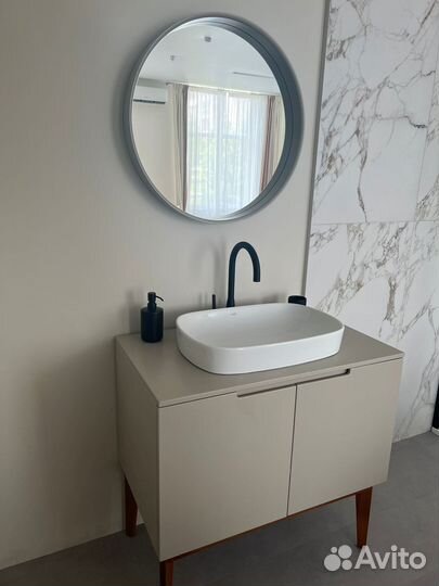 Раковина с тумбой и зеркалом